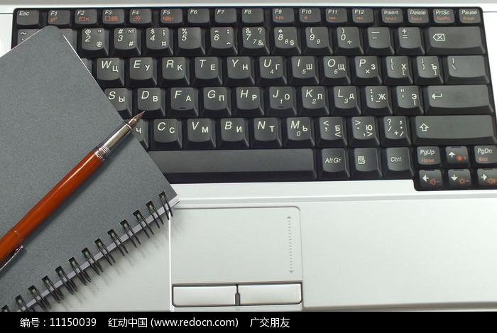 当前位置: 原创摄影图 生活百科 数码产品 笔记本电脑键盘和笔素材